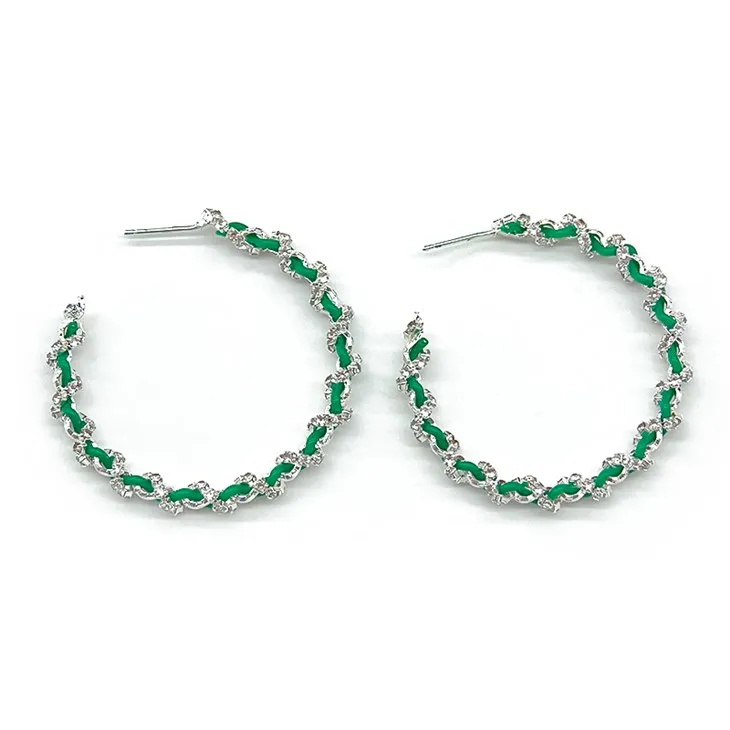 Kolczyki z teksturą zielonego kamienia szlachetnego